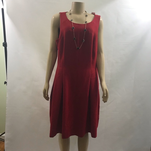 LOFT Dresses & Skirts - NWT LOFT👠 Beautiful fit and flares sliming dress